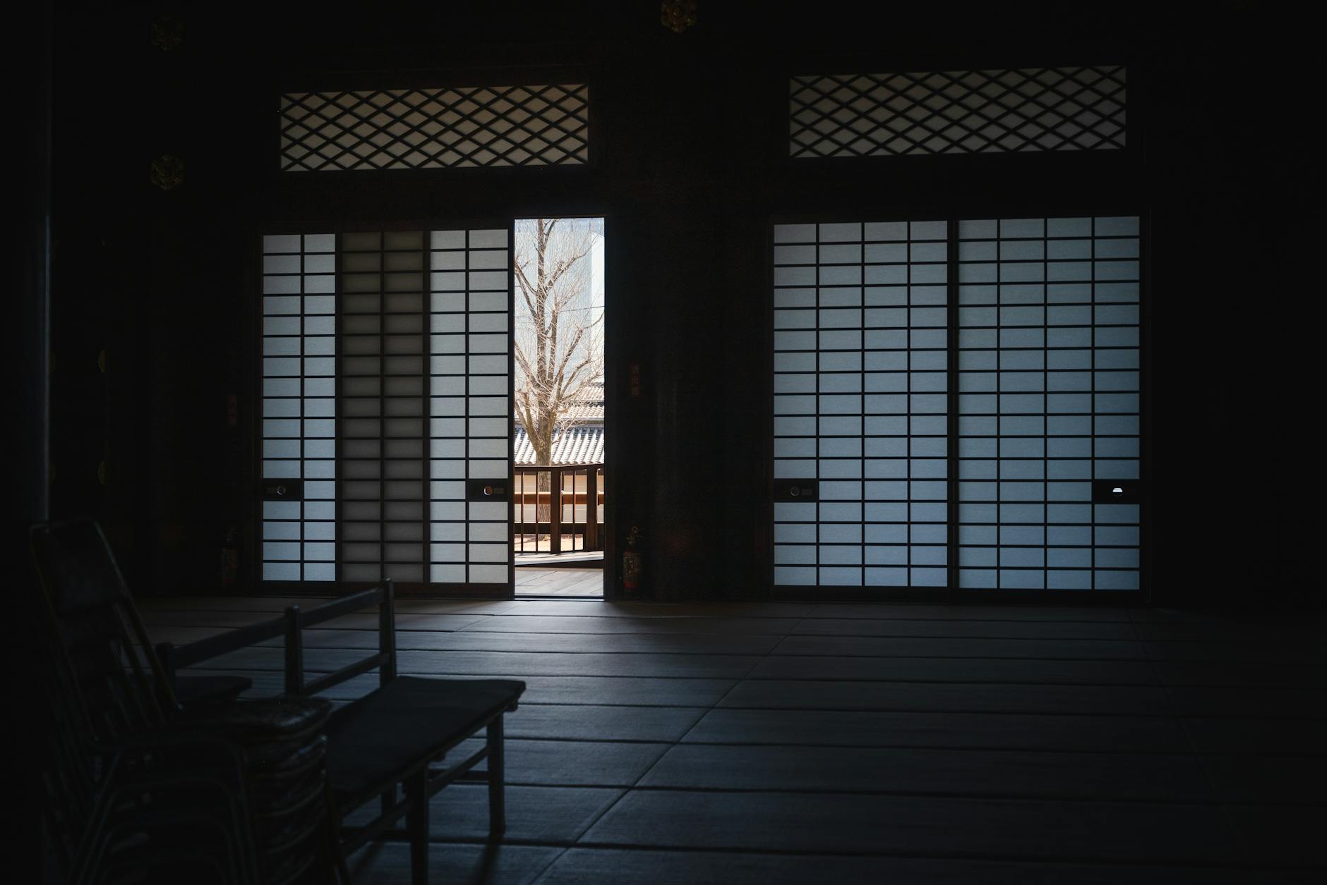 Traditionelles japanisches Zimmer mit Shoji-Türen
